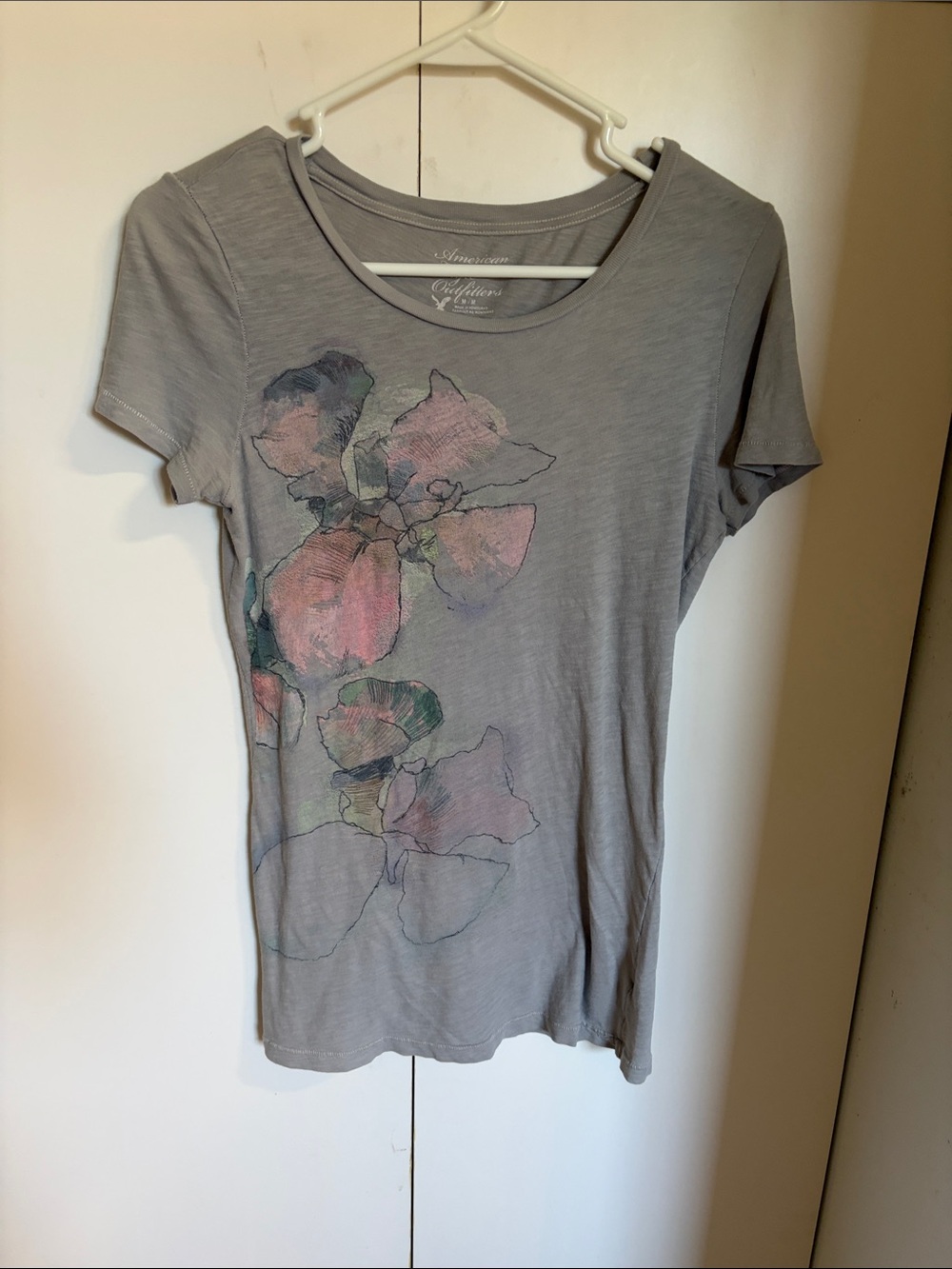 American Eagle Outfitters Light Gray Floral Short Sleeve Tee